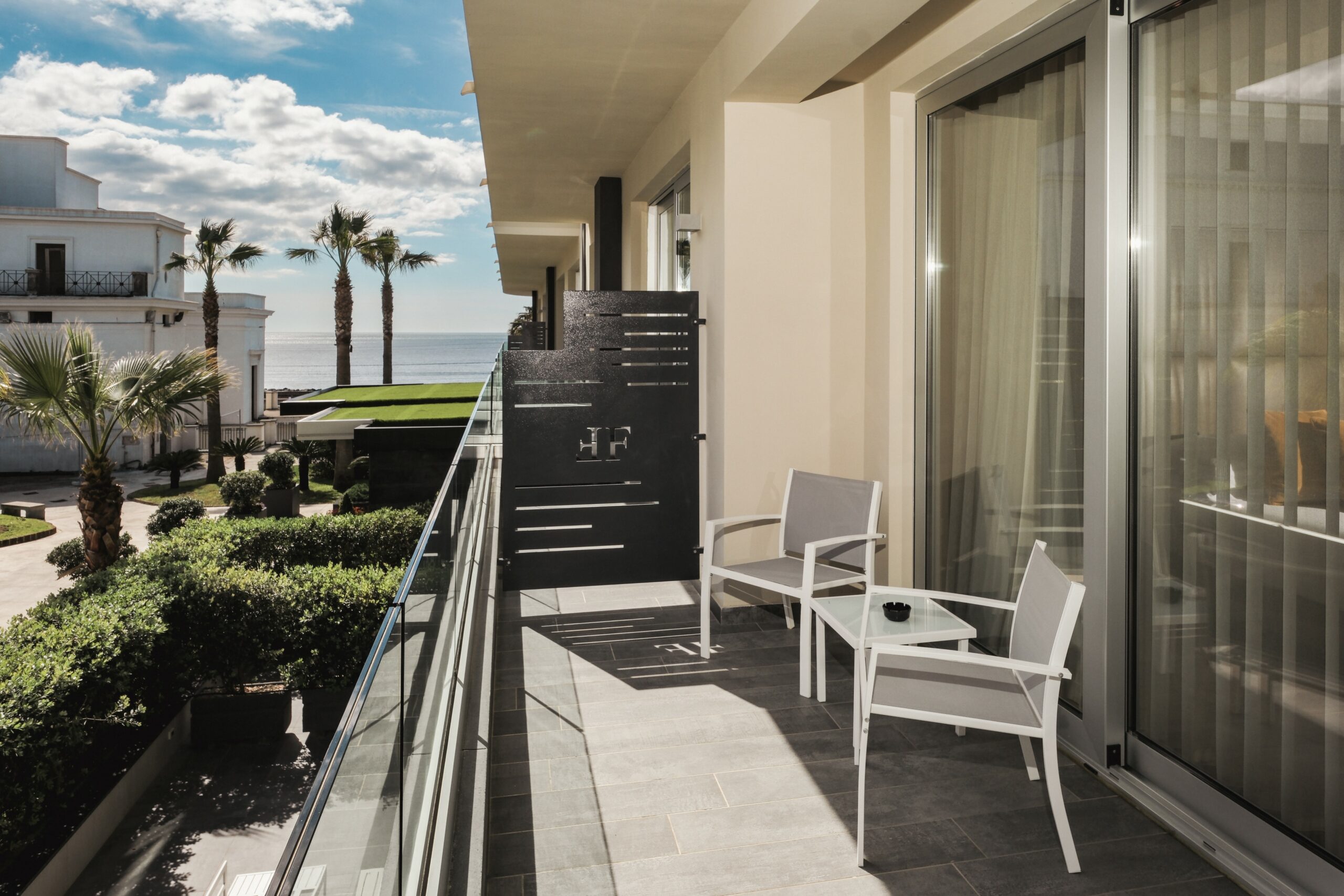 Vista mare laterale camera Deluxe con arredi esterni