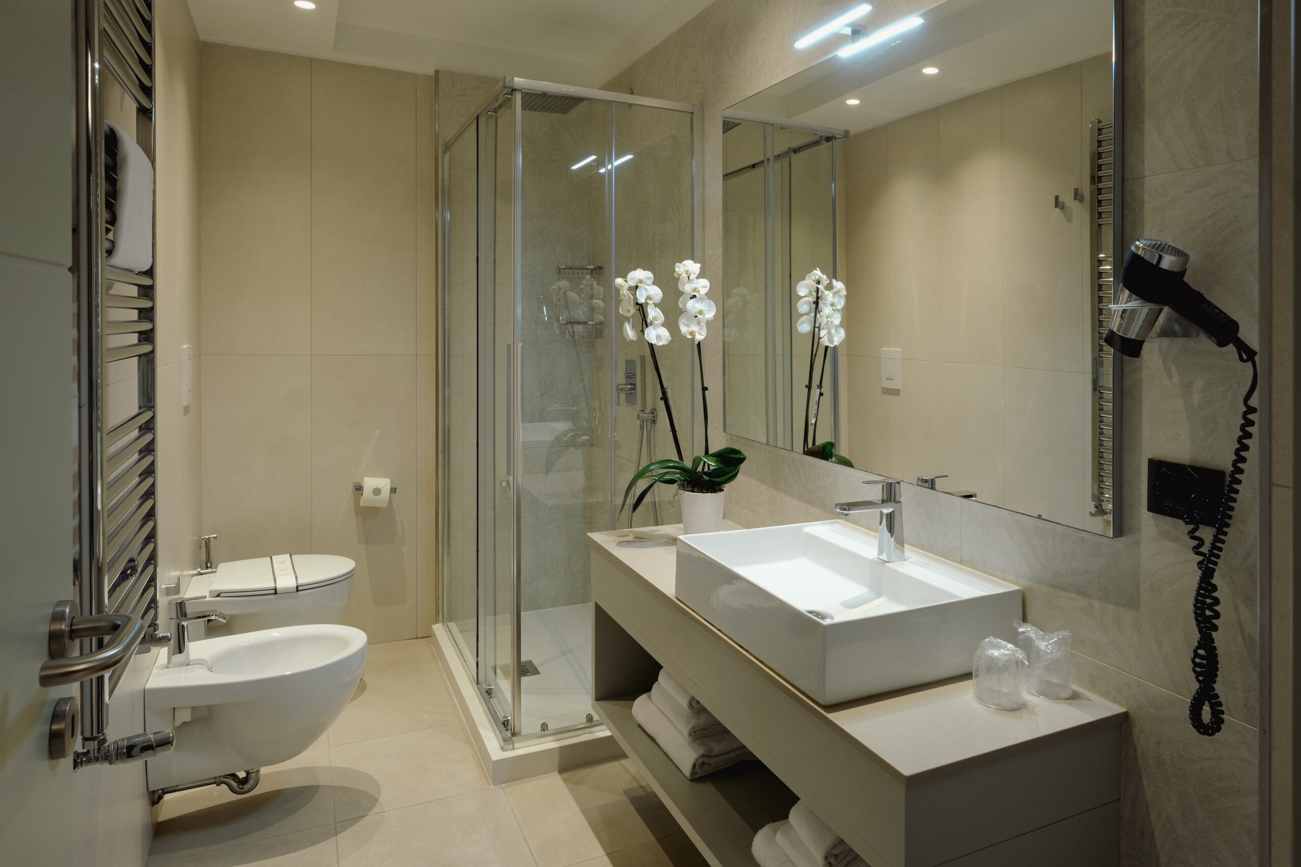 Bagno con doccia di un residence