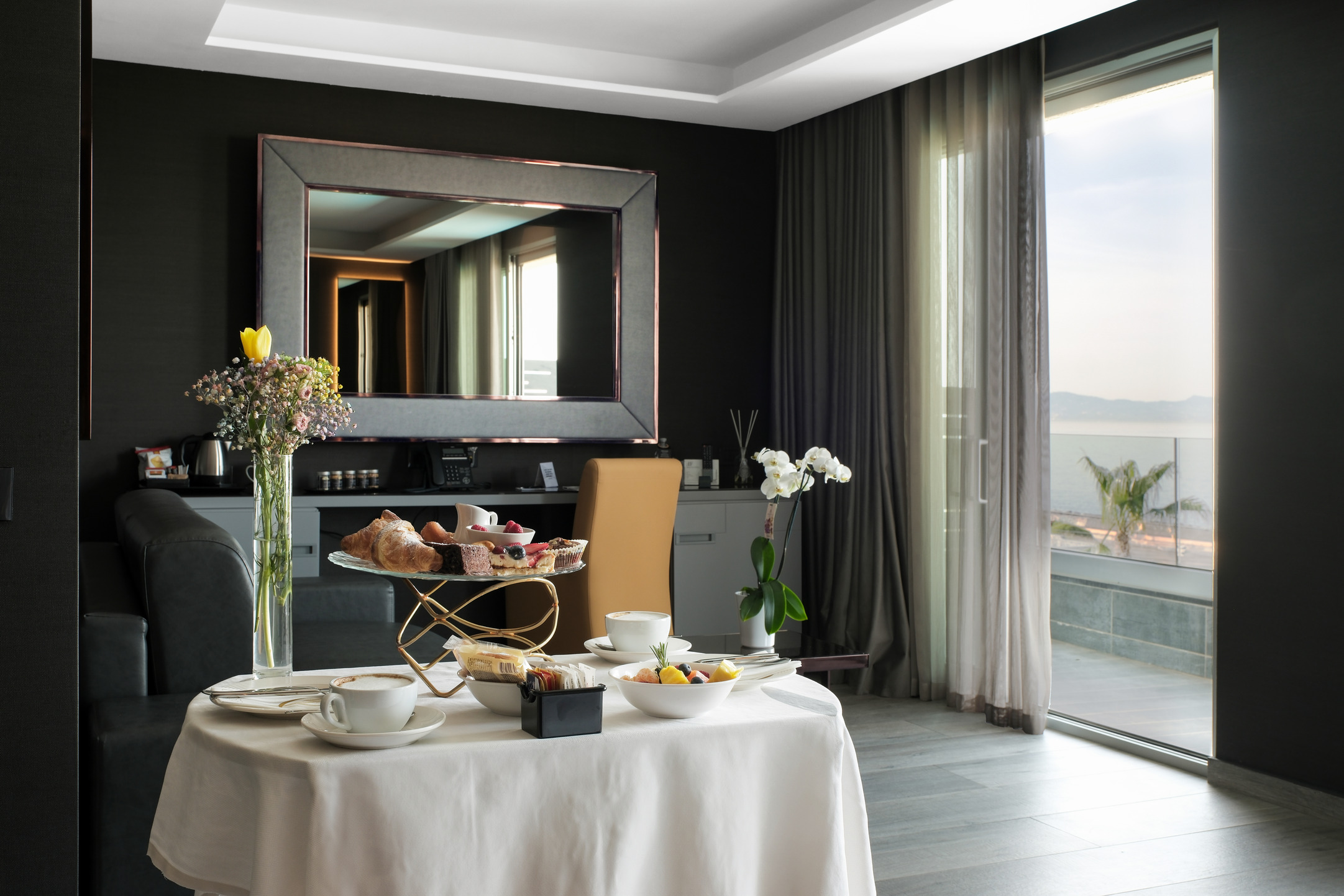 Colazione in camera vista mare