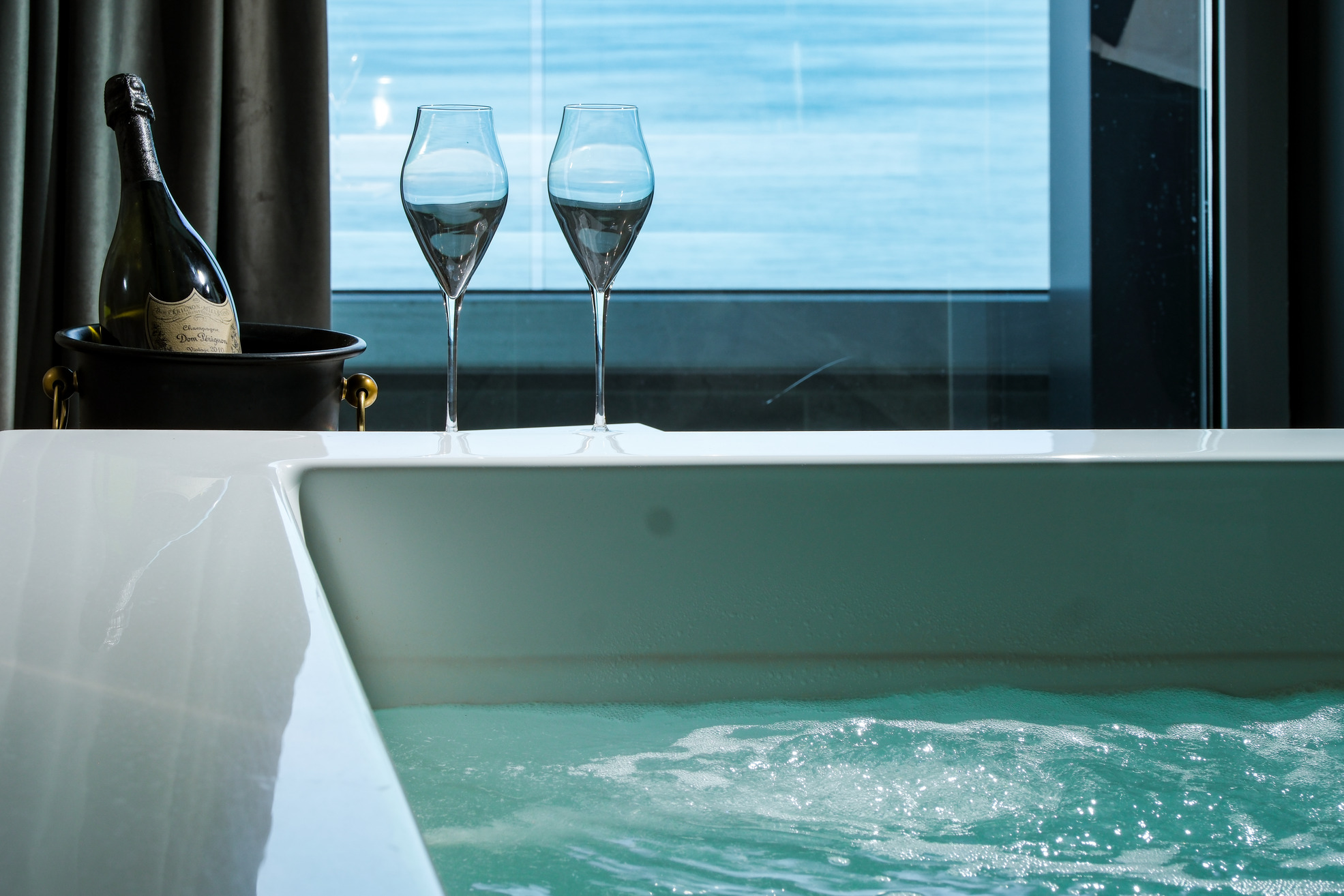 Vasca idromassaggio con vista sul mare